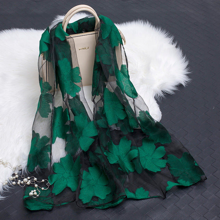 Grauer Organza Damenschal mit feinem Blumenmuster, vielseitig für Büro oder Freizeit.