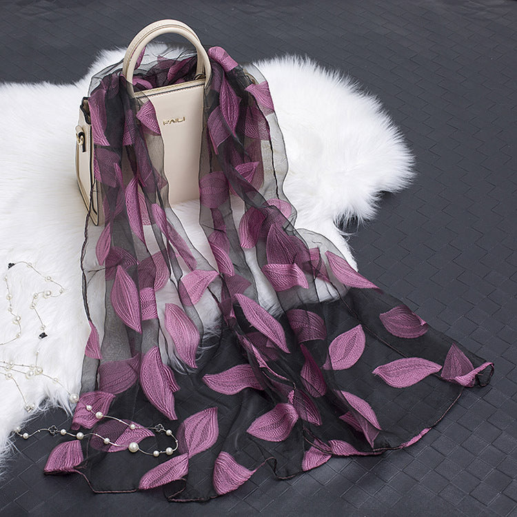 Luxuriöser Organza Schal für Damen mit Blumen, in schimmerndem Goldton, für Gala-Events.