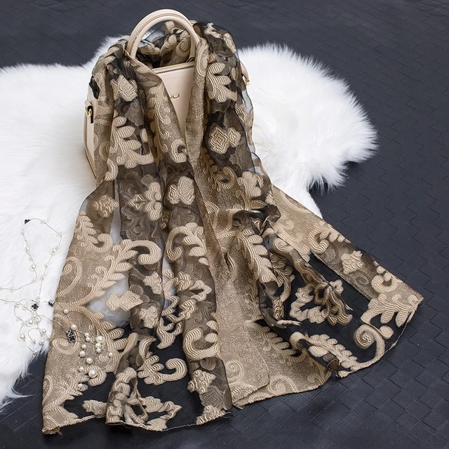 Rosa Organza Damenschal mit wunderschönem Blumenmotiv, leicht und luftig, perfektes Geschenk.