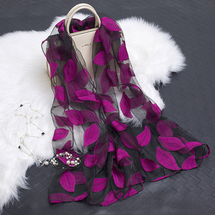 Lila Organza Damenschal, leicht & elegant, mit durchbrochenem Blumenmuster, vielseitig kombinierbar.