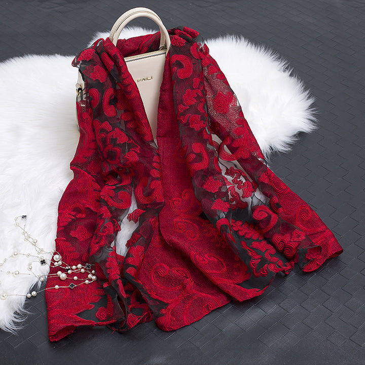 Oranger Organza Schal für Damen mit floralem Print, sommerlich frisch, als stilvolles Accessoire.