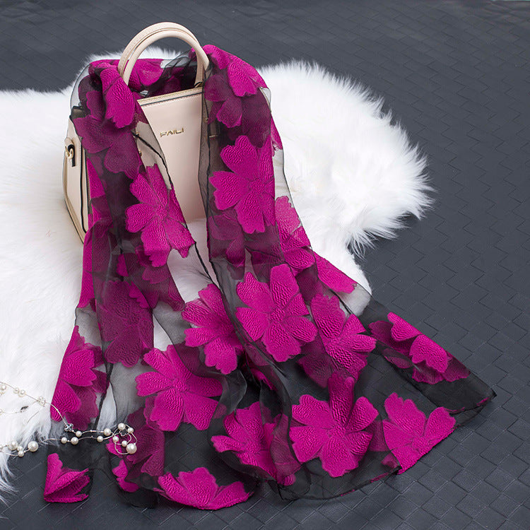 Beiger Organza Damenschal mit dezentem Blumenmotiv, klassisch & elegant für jeden Anlass.