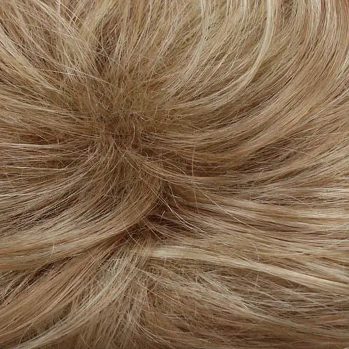 Schwarze, hitzebeständige Damenperücke. Lange, gewellte Haare mit gestuftem Volumen.