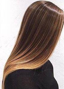 Vielseitige blonde Damenperücke. Lange, gestufte & wellige Haare, hitzebeständig.