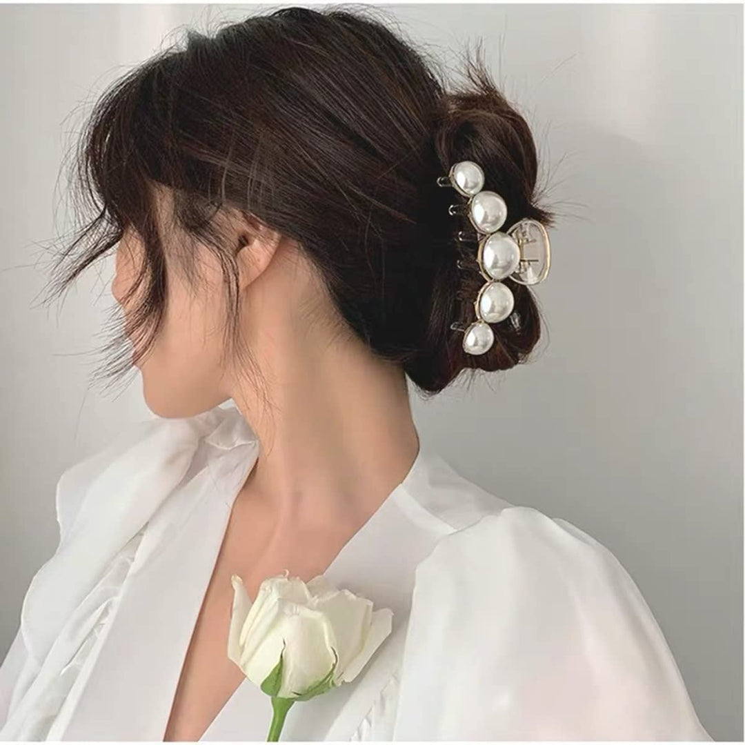 Nahaufnahme einer eleganten Perlen-Haarklammer aus dem 4er-Set für Damen.