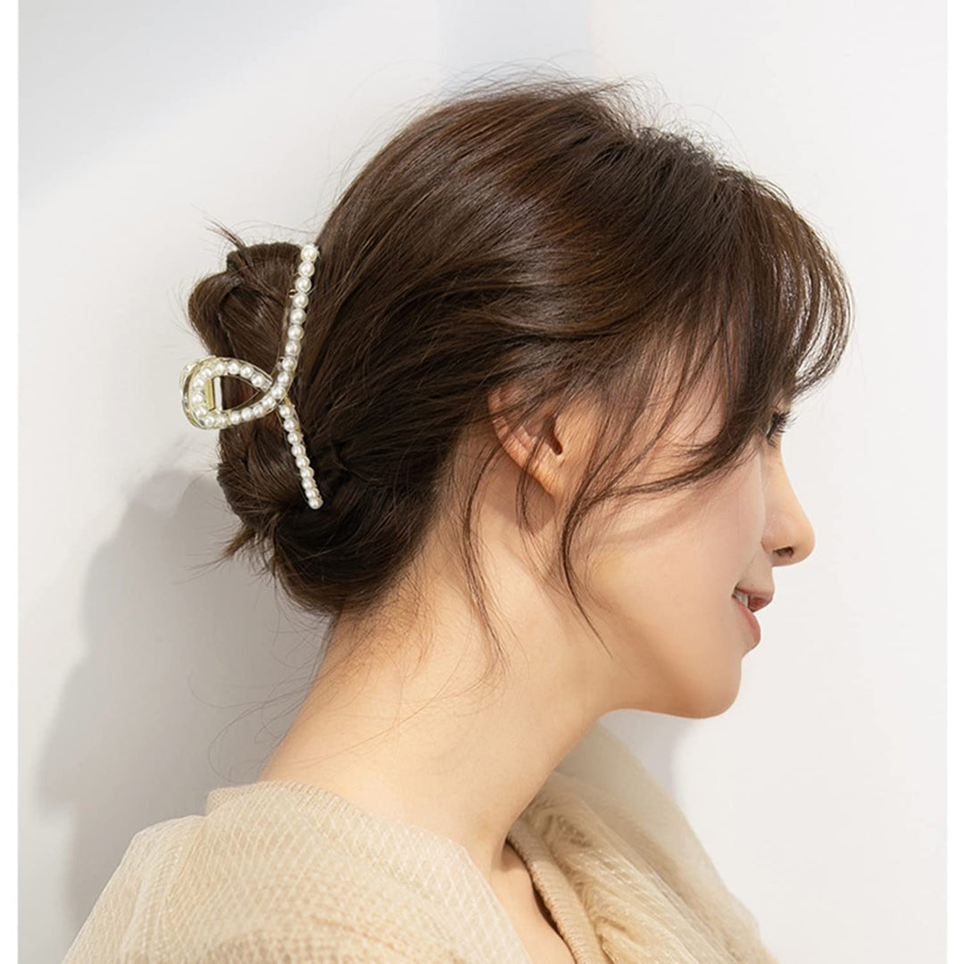 Vier glänzende Perlen-Haarklammern, ein komplettes Haarschmuck-Set für Damen.