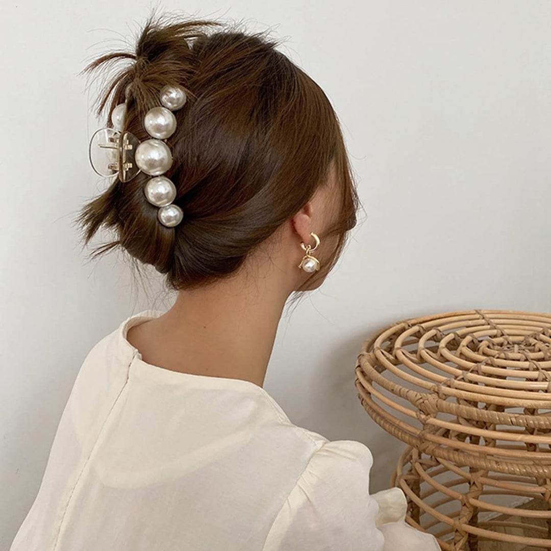 Detaillierte Ansicht des 4er-Sets Perlen-Haarklammern; hochwertiger Damen-Haarschmuck.
