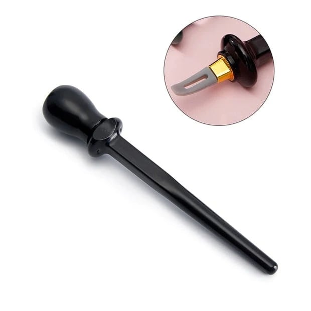 Nahaufnahme eines geöffneten Eyeliner Stifts, zeigt die feine Mine für ultra-präzise Linien.