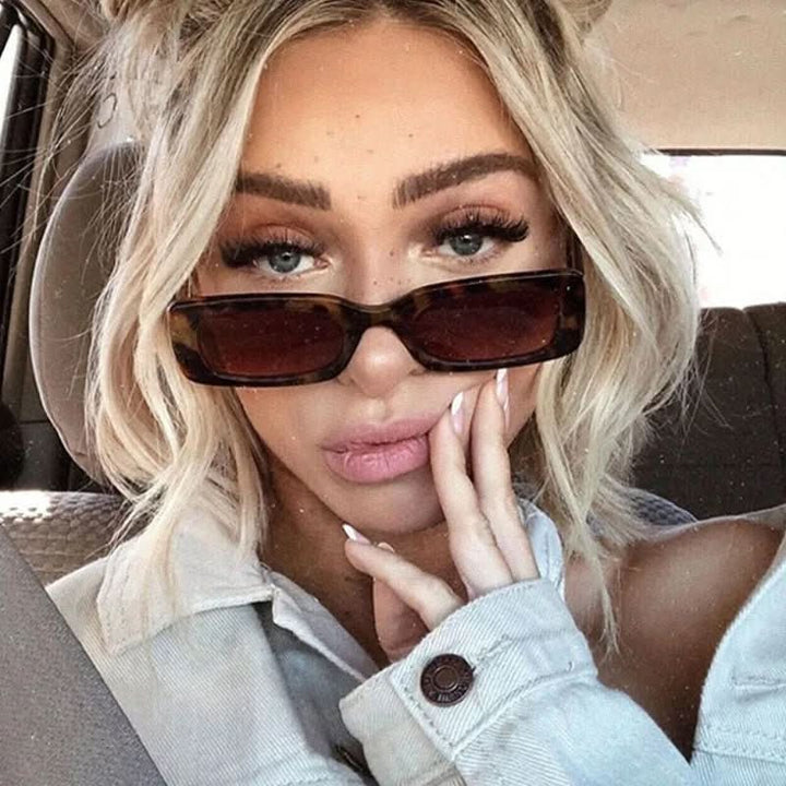 Damen Rechteck-Sonnenbrille im Retro-Stil, mit UV400-Schutz für stilvollen Augenschutz im Sommer.