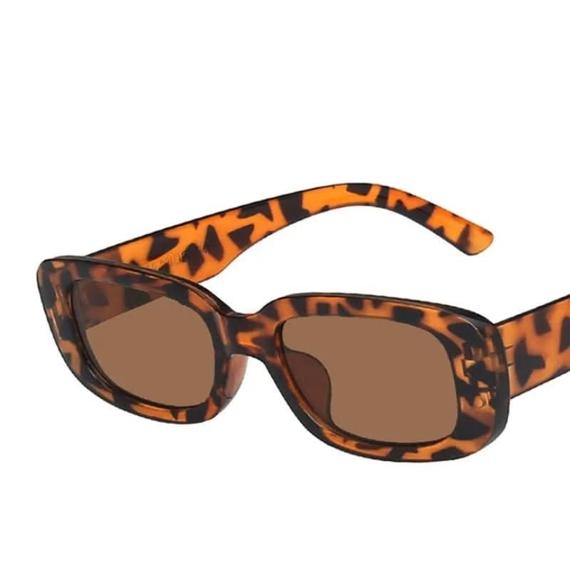 Machen Sie ein Statement mit dieser rechteckigen Retro-Sonnenbrille für Damen, mit UV400-Schutz.