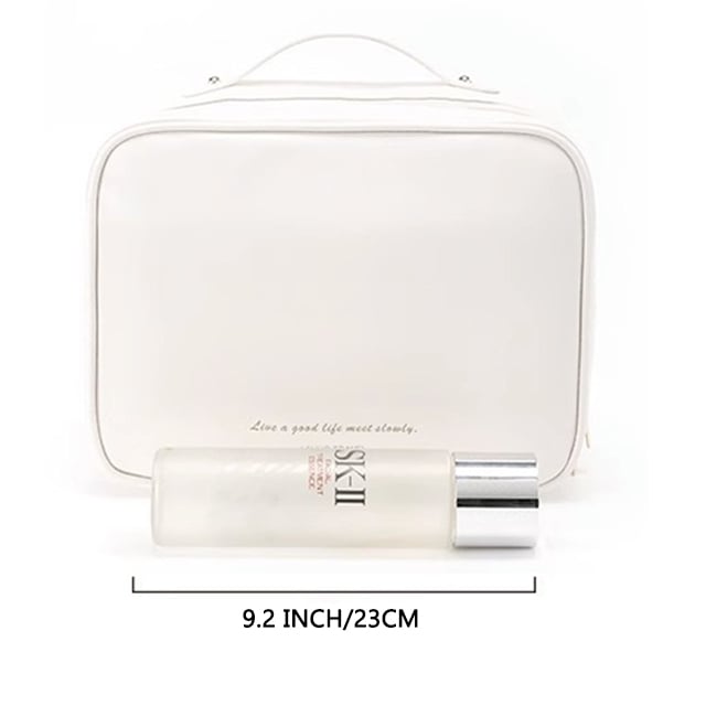Moderne Reise-Kosmetiktasche für Damen; wasserabweisend, mit Fächern für effiziente Organisation von Pflegeprodukten.