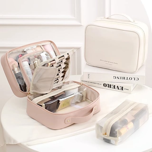 Offene Damen Reise-Kosmetiktasche mit Übersicht der Fächer für Pinsel, Cremes und andere Beauty-Produkte.