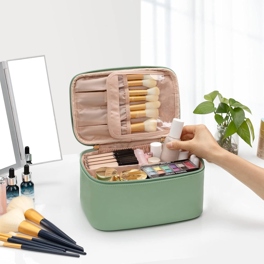 Gefüllter Damen Reise-Organizer, rosa, mit Kosmetik und Make-up in flexiblen Fächern.
