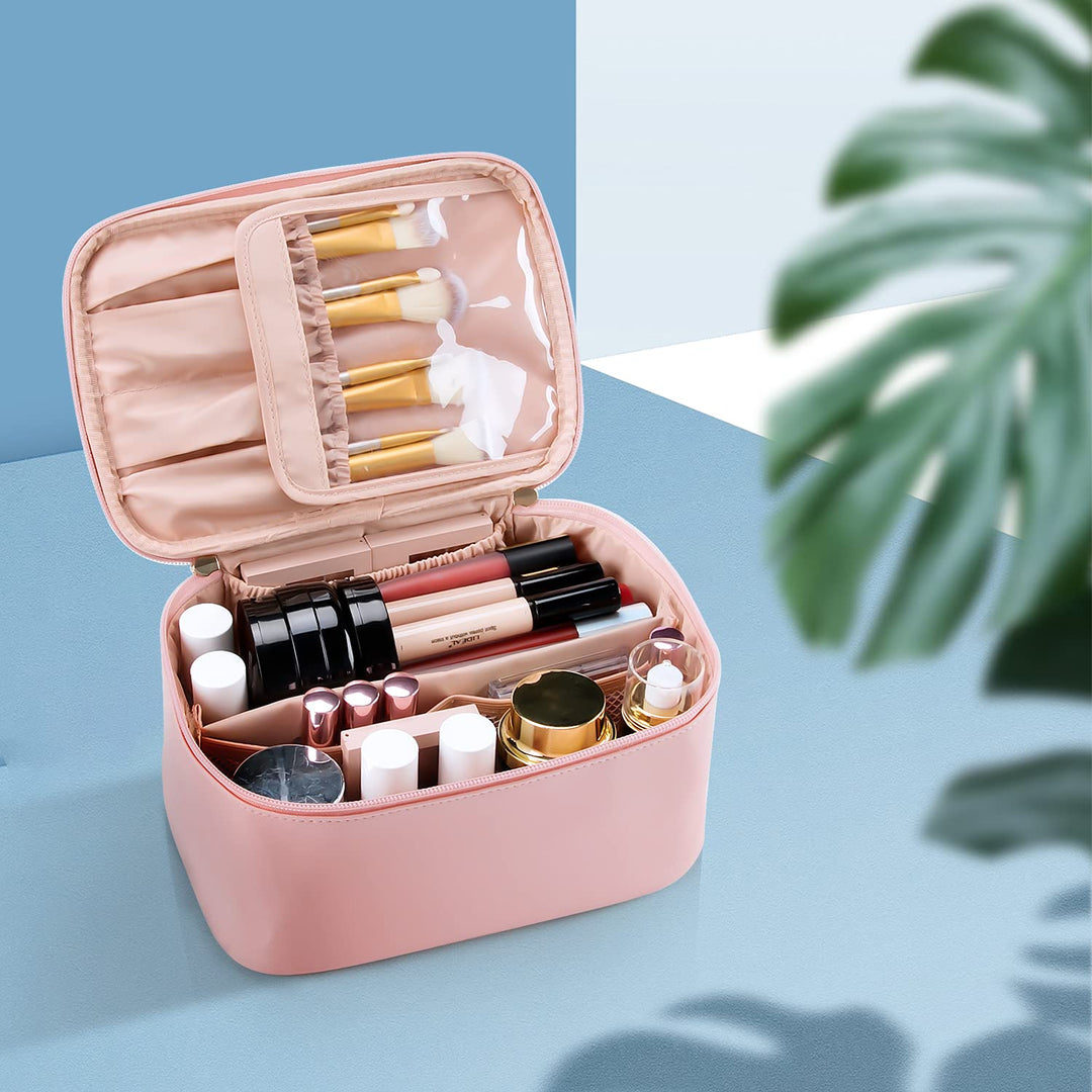 Schwarzer Make-up Organizer mit verstellbaren Fächern, ideal für Kosmetik-Reisen.