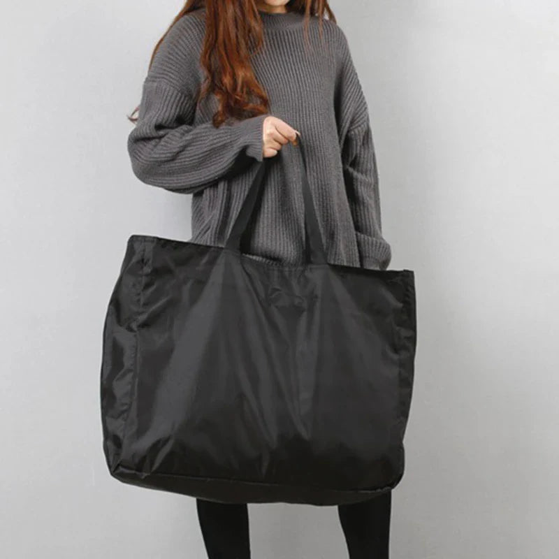 Robuste Damen Reisetasche aus wasserdichtem Polyester, faltbar & leicht für dauerhaften Einsatz als Reisezubehör.