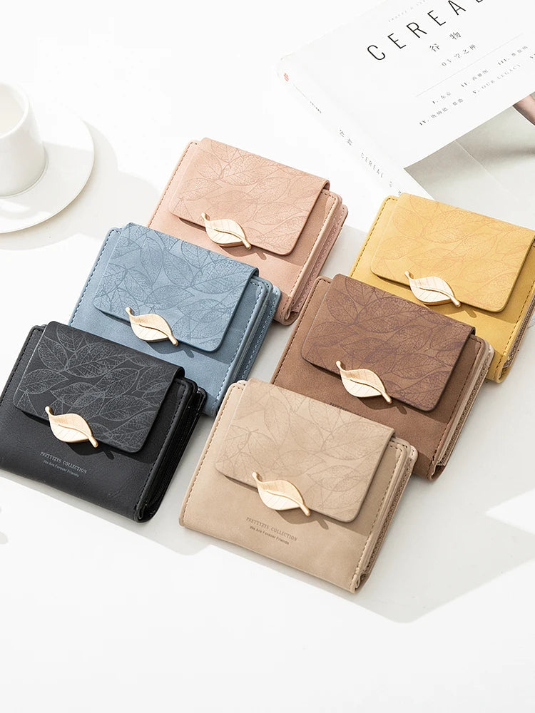 Damen Retro-Geldbörse mit Blattmuster, kompakt und stilvoll. Kleines Portemonnaie für den Alltag, Damen Accessoire.