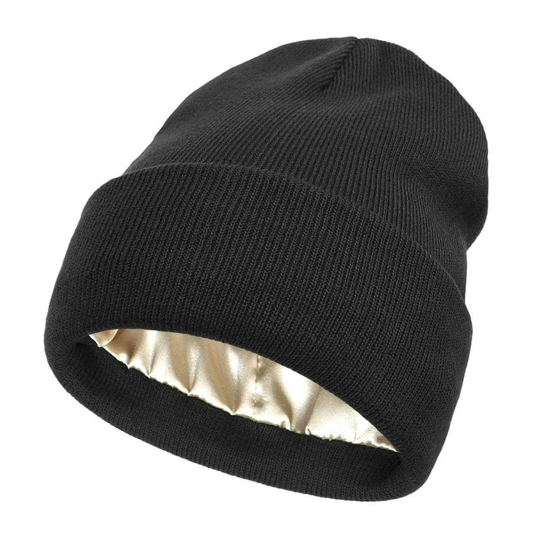 Modische Rippstrick Damenmütze mit Satinfutter. Schicke Beanie als Haarschutz und Herbstaccessoire.