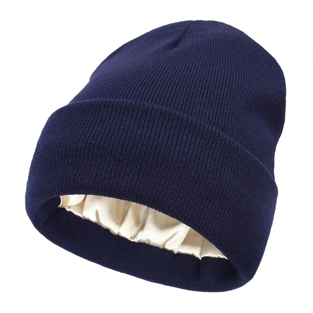 Kuschelige Winter-Beanie & Herbstaccessoire. Damen Satinmütze mit Anti-Frizz-Effekt für Haarschutz & Wärme.