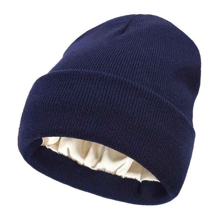 Kuschelige Winter-Beanie & Herbstaccessoire. Damen Satinmütze mit Anti-Frizz-Effekt für Haarschutz & Wärme.