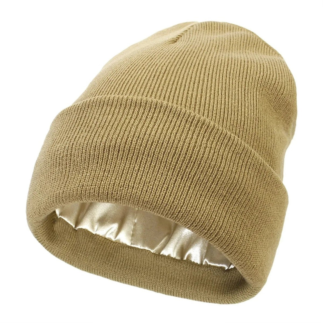 Casual Damen Satinmütze in Rippstrick-Optik. Komfortable Beanie ideal für den Alltag und Haarschutz.