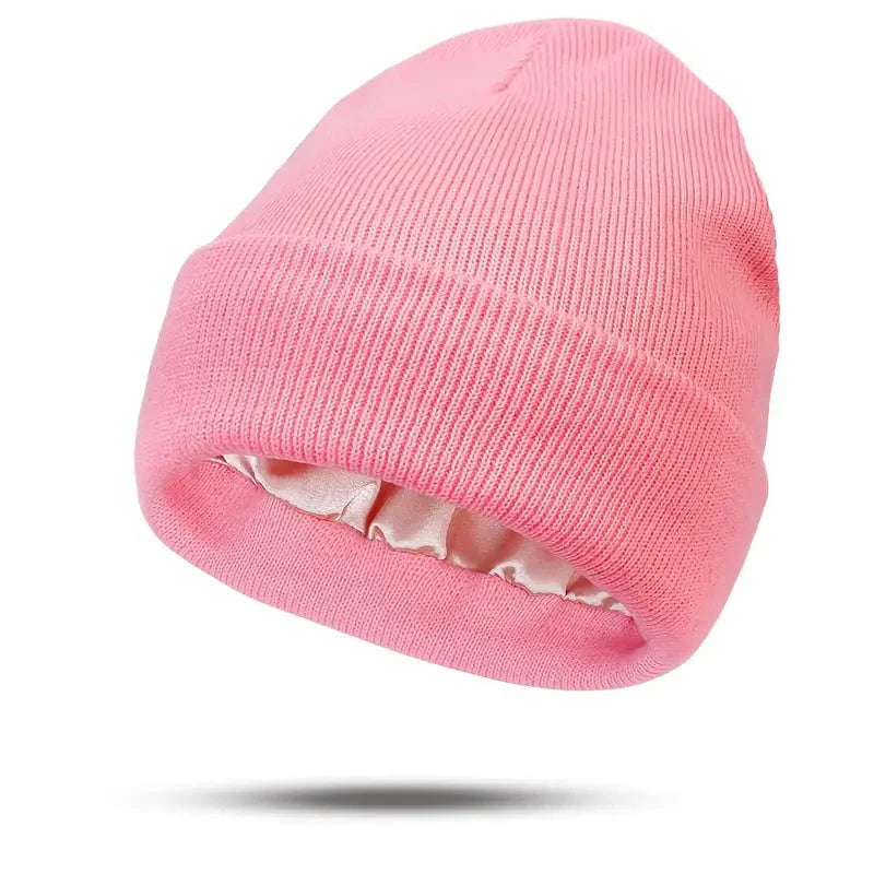 Hochwertige Damen Satinmütze, Anti-Frizz & Haarschutz Beanie. Weiche Rippstrick-Wintermütze für Komfort.
