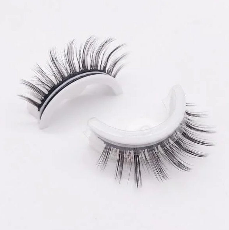 Damen Volumen-Wimpern, selbstklebend und wiederverwendbar. Künstliche Wimpern für ausdrucksstarkes Augen-Make-up.