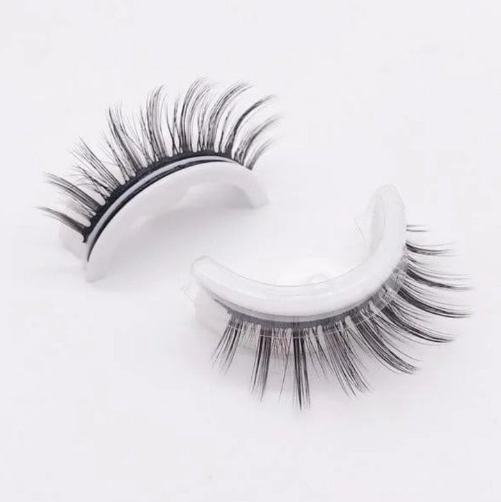 Damen Volumen-Wimpern, selbstklebend und wiederverwendbar. Künstliche Wimpern für ausdrucksstarkes Augen-Make-up.
