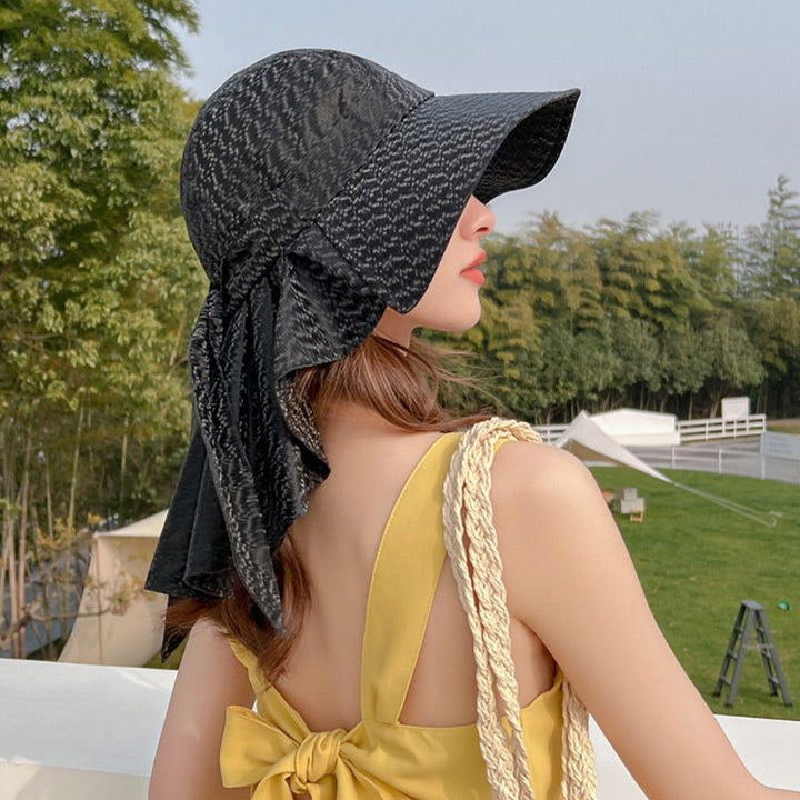Stylisher Damenhut mit breiter Krempe, Nackenschutz und UV-Schutz. Ideal für sonnige Tage.