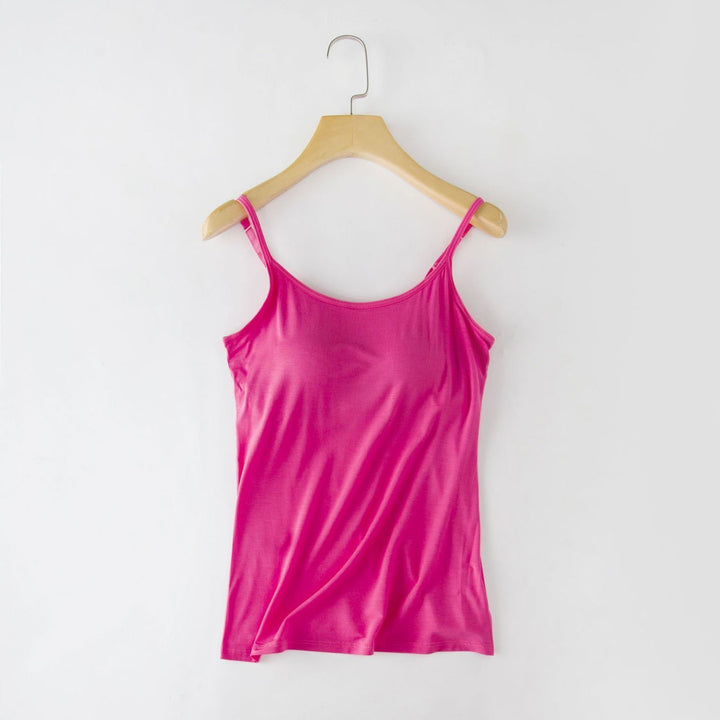 Model trägt bequemes Damen Tanktop (2er Set) mit integriertem BH & verstellbaren Trägern, passend für Sport & Alltag.