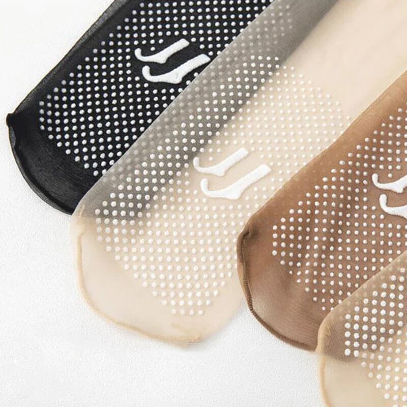 Unsichtbare Damen Socken flach liegend, zeigen rutschfeste Silikonpunkte für sicheren Halt.