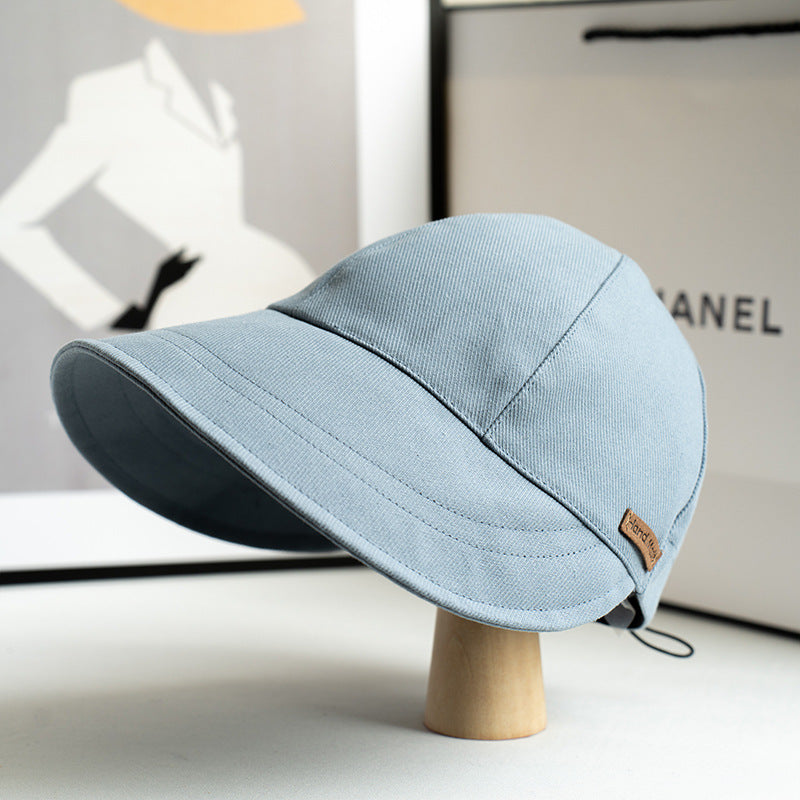Moderne UV-Schutzmütze für Damen, atmungsaktiv, breite Krempe, ideal für Reisen und Strand.