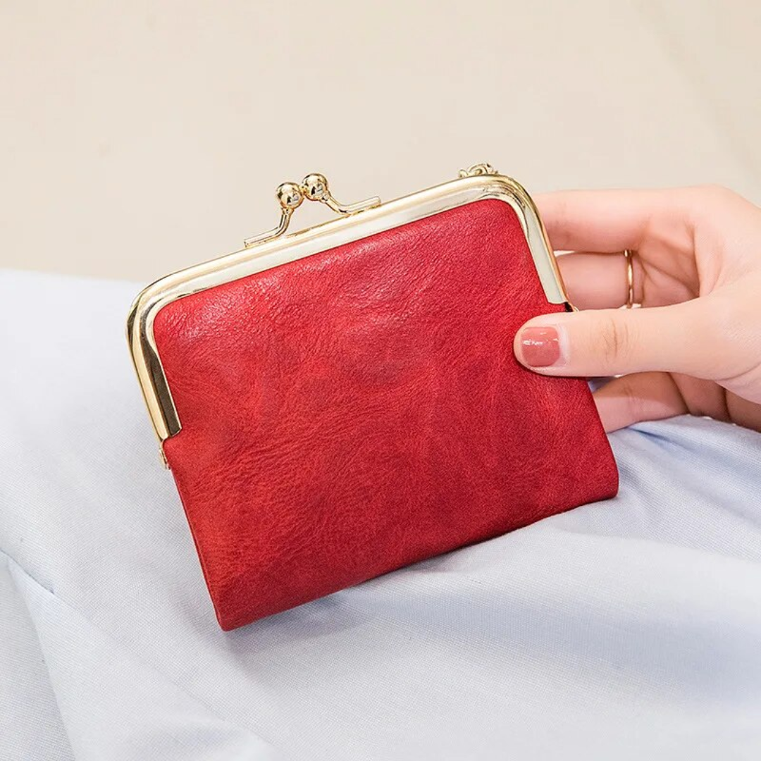 Elegante kleine Vintage Damen Geldbörse in der Hand, Kussverschluss, betont die Kompaktheit.