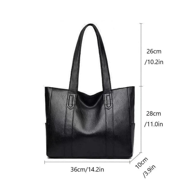 Innenansicht der geräumigen Damen Ledertasche, zeigt Platz für Essentials.