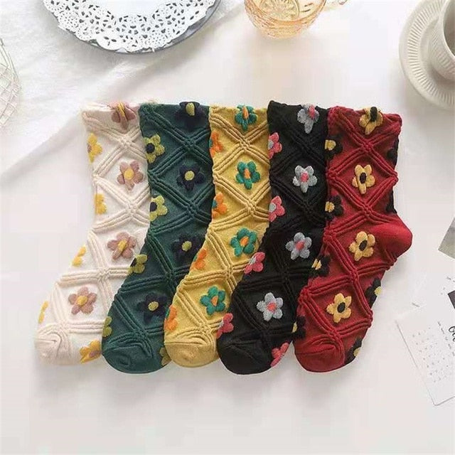 Attraktives Sockenpaket: 5 Paar Vintage Damensocken mit eleganter Blumenstickerei.