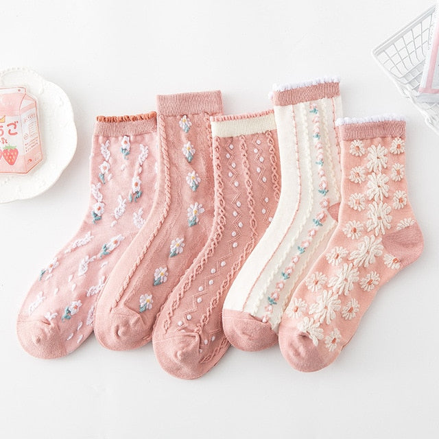 Nahaufnahme: Filigrane Blumenstickerei auf Vintage Damensocken aus Baumwolle.