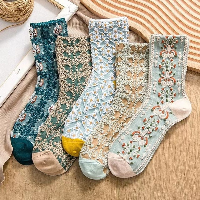 Bunte Vintage Damensocken im 5er Set, jeweils mit eleganter Blumenstickerei.