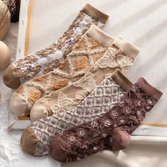 Ordentlich gefaltete Vintage Damensocken, 5er Pack mit Blumenstickerei, Baumwolle.