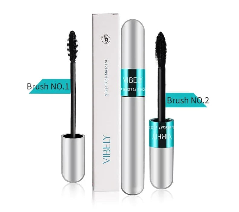 Frau hält Volumen & Länge Wimperntusche (2er Set). Beauty Kosmetik für lange, volle Wimpern. Augen Make-up.