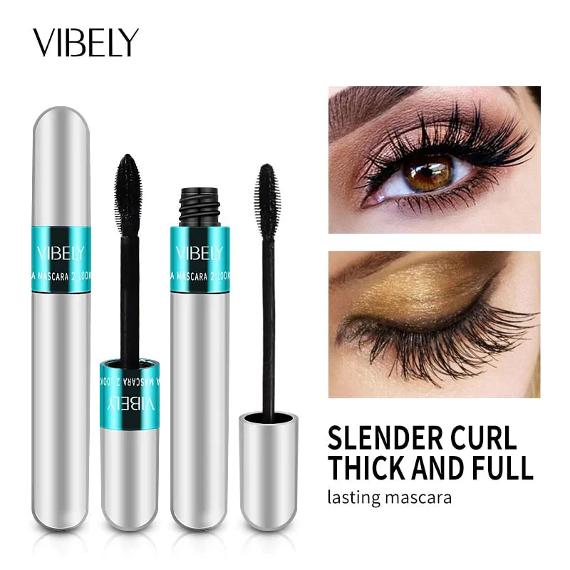 Junge Frau trägt Volumen & Länge Wimperntusche auf. Für ein perfektes Augen Make-up mit dichten, langen Wimpern.