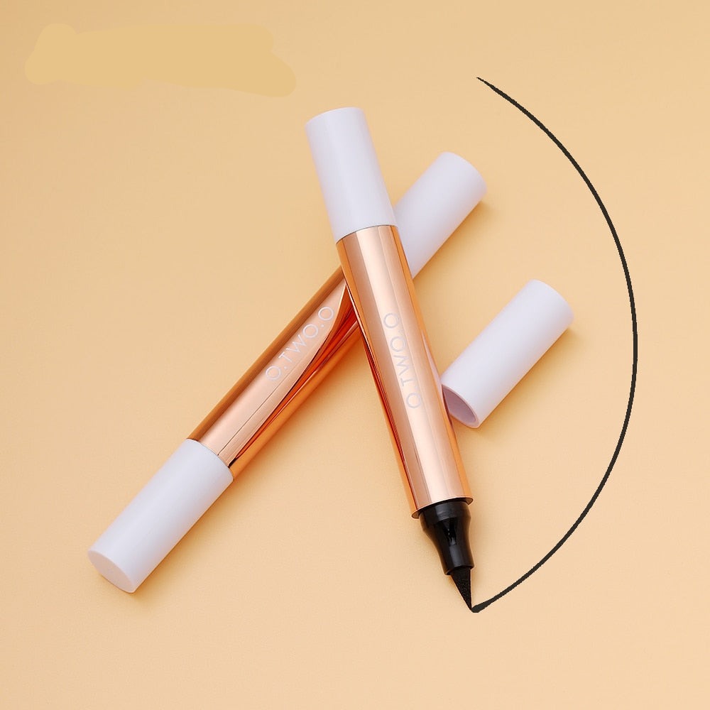 Schönheit: Wasserfester Eyeliner mit Stempel für symmetrische, präzise Eyeliner-Flügel.