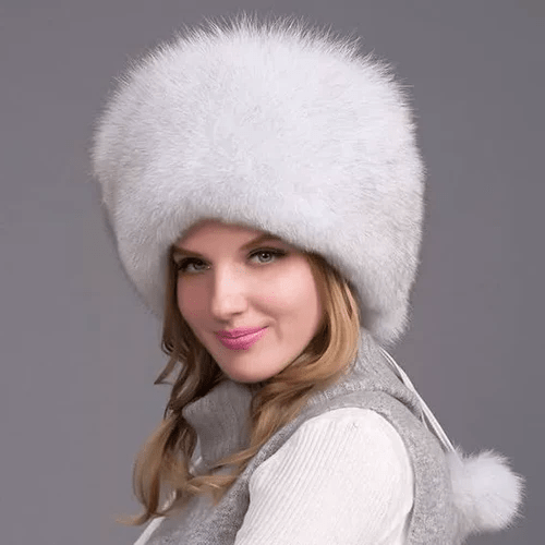 Elegante Damen-Wintermütze mit Ohrenklappen, weiches Material. Stilvolles Accessoire für kalte Tage.