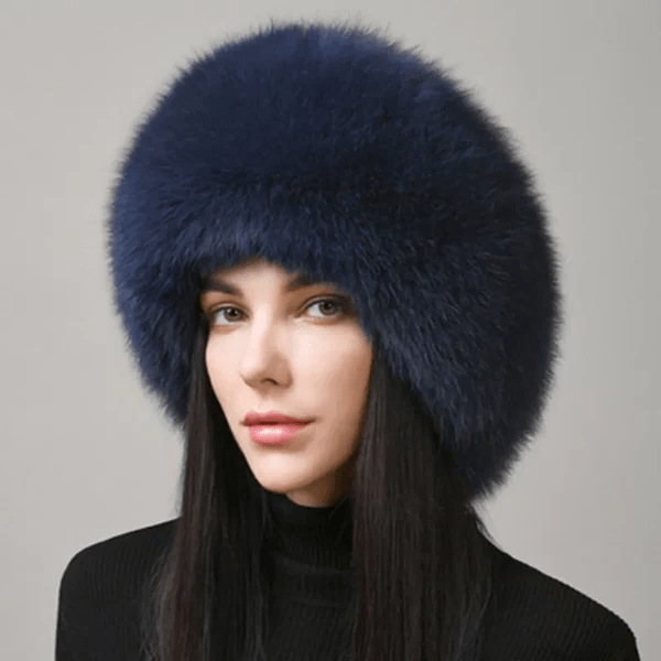 Praktische Damen Wintermütze mit Ohrenklappen, hält warm. Elegantes Accessoire für frostige Tage.