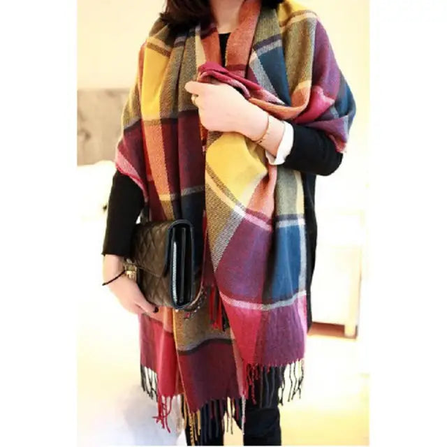 Modischer karierter Damen-Herbst-Winter-Schal aus weichem Imitat-Kaschmir. Perfektes Damenaccessoire.