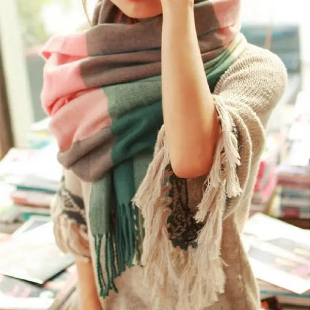 Eleganter Damen-Winterschal kariert, weich und warm, aus hochwertigem Imitat-Kaschmir. Ein schönes Accessoire.