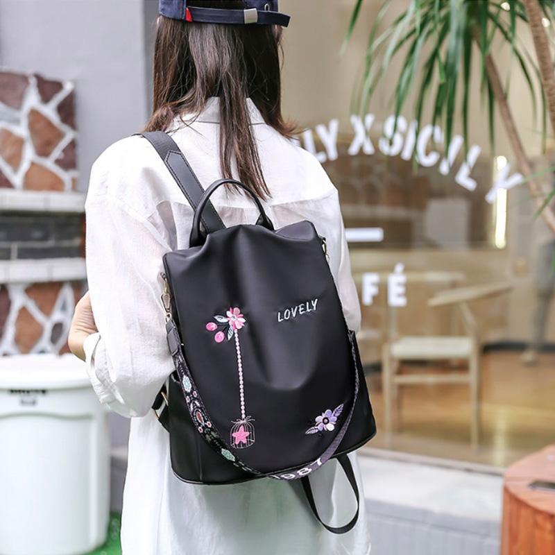 Wasserdichter Damen Rucksack, bestickt, als modische Schultertasche für Streetfashion-Outfits.