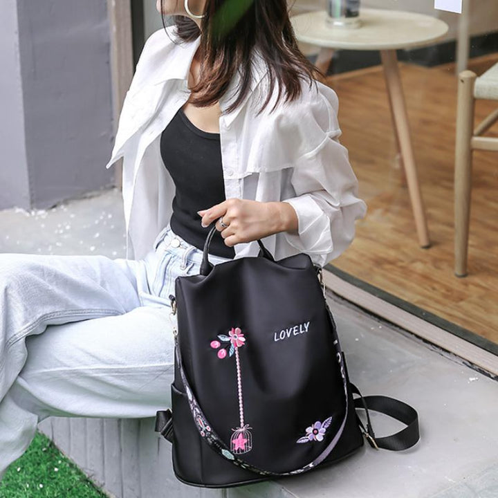 Praktischer wasserdichter Damen-Rucksack, schwarz, detailreich bestickt; perfekt als Handtasche.