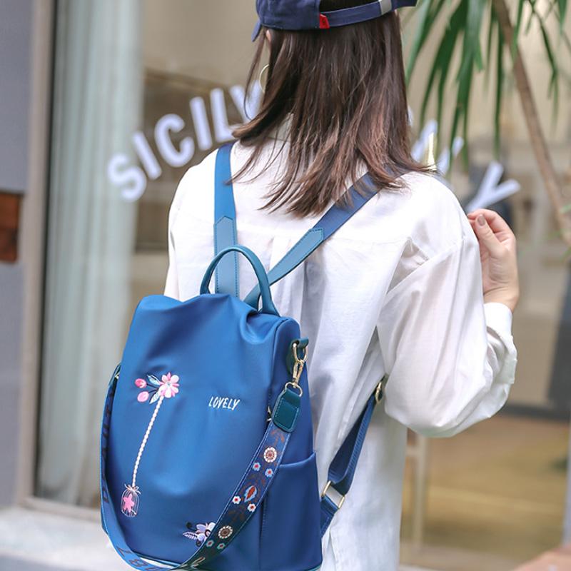 Moderner wasserdichter Damenrucksack mit Blumenmuster-Stickerei; ideal für Stadt und Outdoor.