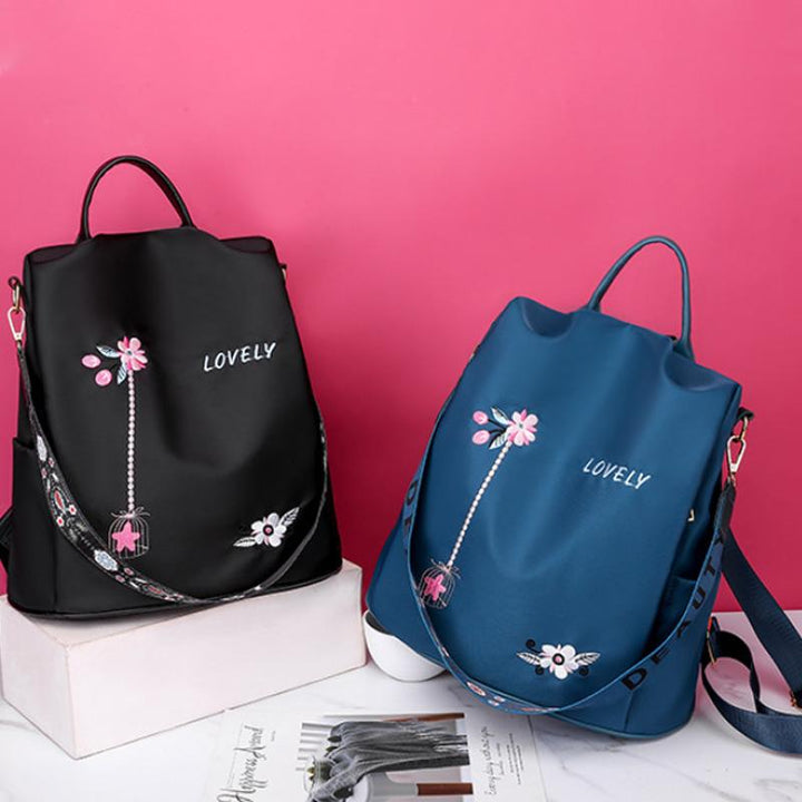 Vielseitiger wasserdichter Rucksack für Damen mit eleganter Stickerei; nutzbar als Schulter- oder Handtasche.