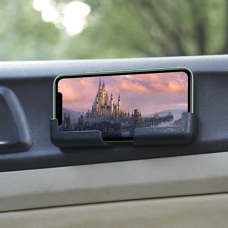 Smartphone im DashGrip Auto Handyhalter am Armaturenbrett befestigt. Stabile Halterung für sicheres Freisprechen.