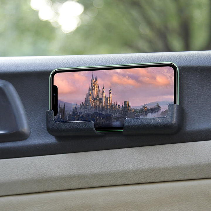 Smartphone im DashGrip Auto Handyhalter am Armaturenbrett befestigt. Stabile Halterung für sicheres Freisprechen.